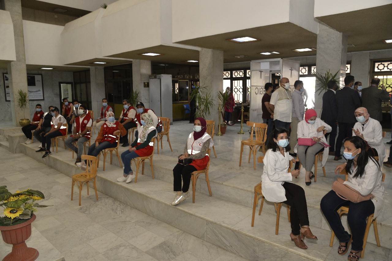 محافظ أسيوط يشهد انطلاق حملة للتبرع بالدم  (5)