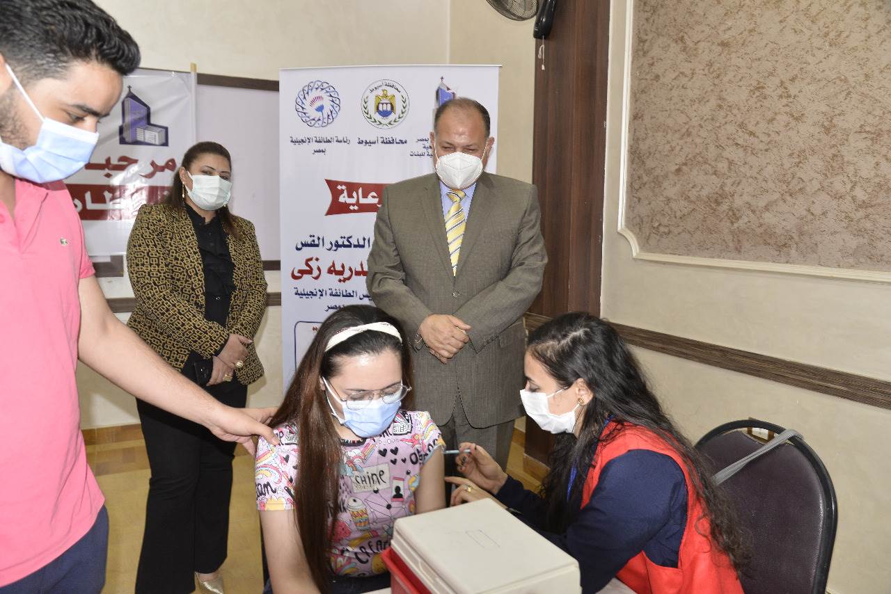 محافظ أسيوط يتفقد المبادرة المجتمعية للطائفة الانجيلية لتطعيم المواطنين  (13)