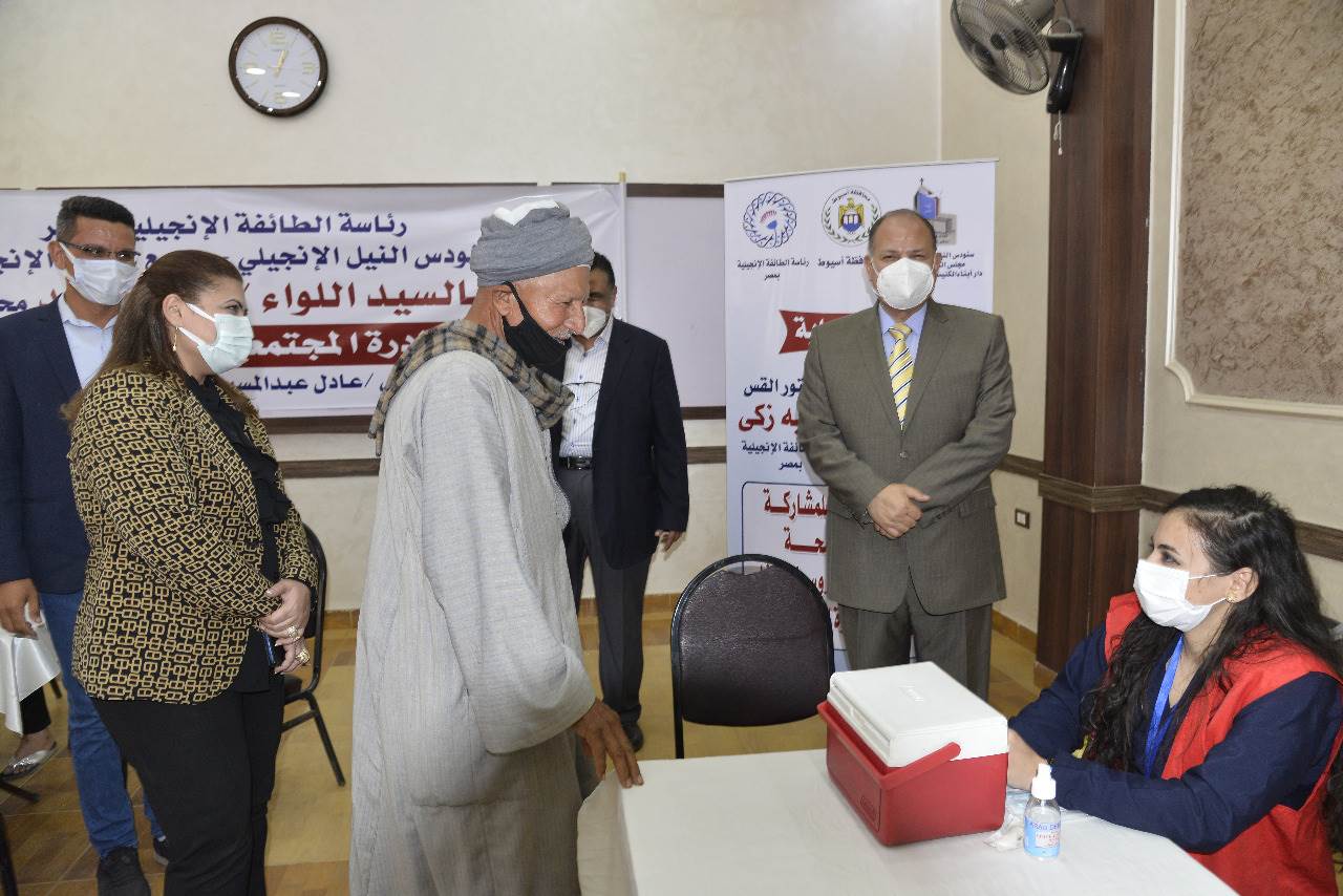 محافظ أسيوط يتفقد المبادرة المجتمعية للطائفة الانجيلية لتطعيم المواطنين  (11)