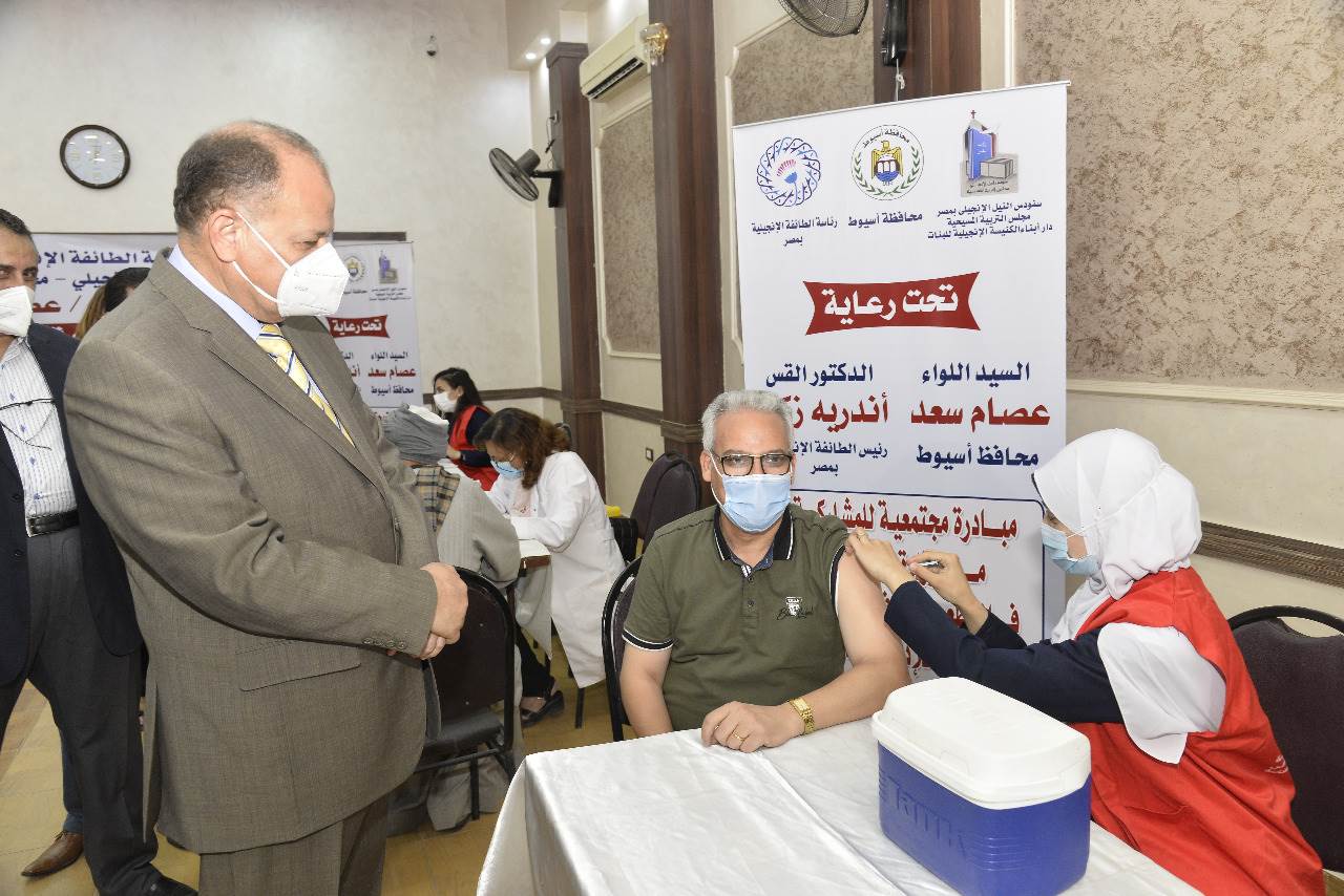 محافظ أسيوط يتفقد المبادرة المجتمعية للطائفة الانجيلية لتطعيم المواطنين  (9)