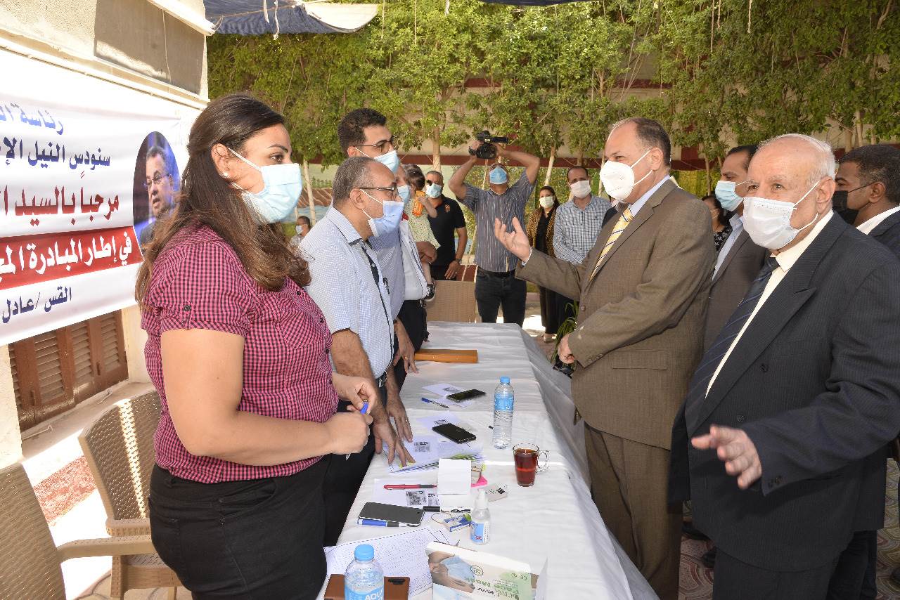 محافظ أسيوط يتفقد المبادرة المجتمعية للطائفة الانجيلية لتطعيم المواطنين  (6)