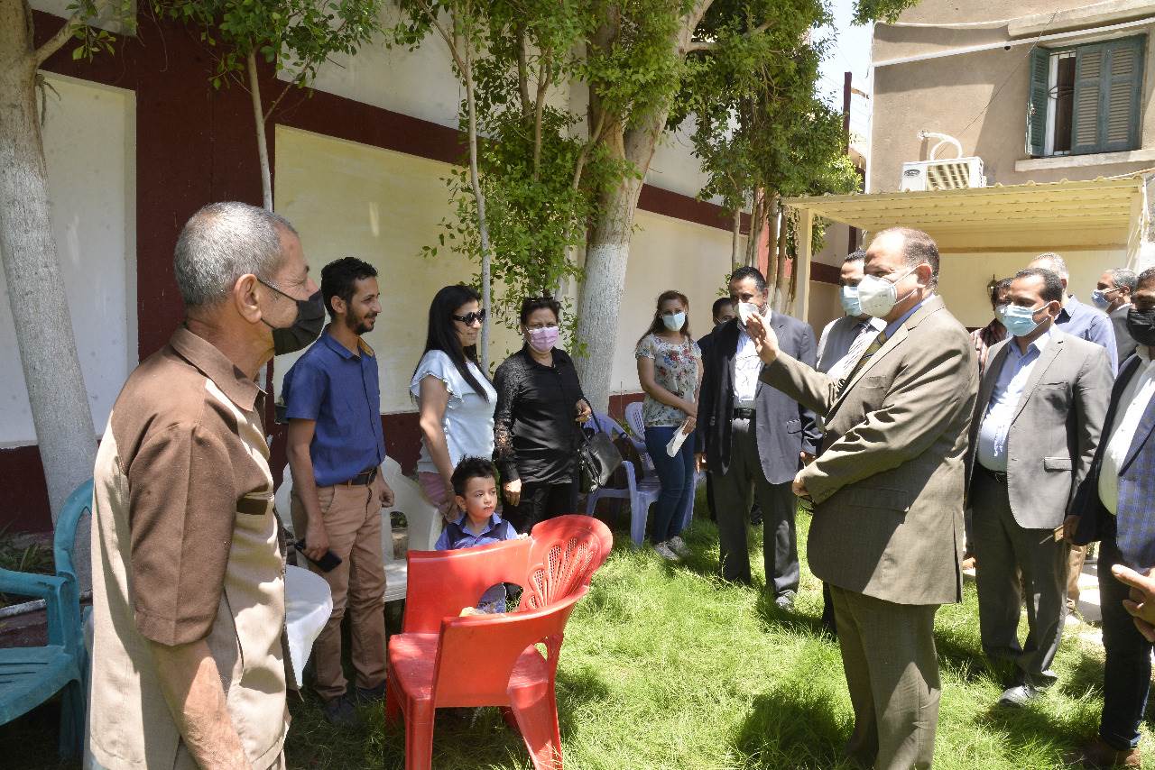 محافظ أسيوط يتفقد المبادرة المجتمعية للطائفة الانجيلية لتطعيم المواطنين  (5)