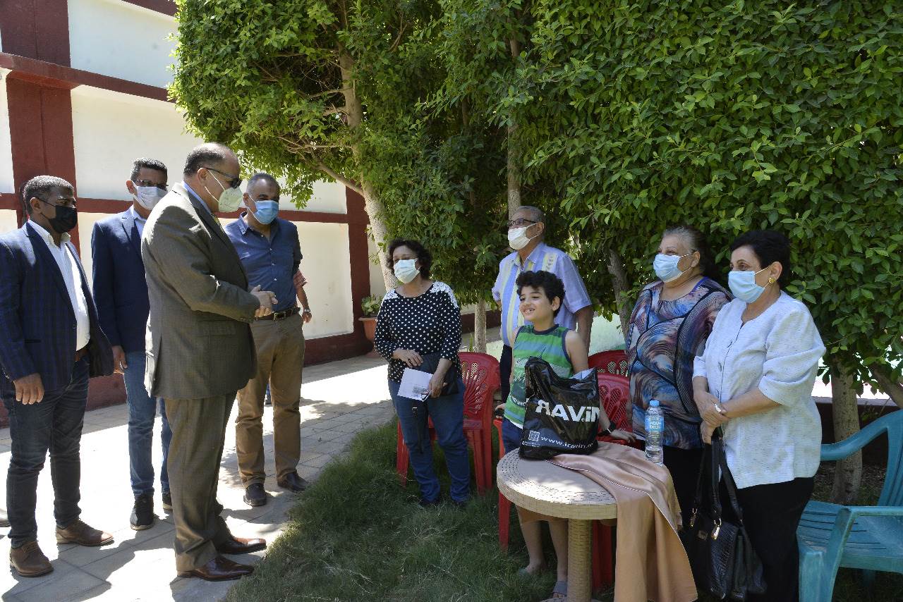 محافظ أسيوط يتفقد المبادرة المجتمعية للطائفة الانجيلية لتطعيم المواطنين  (4)