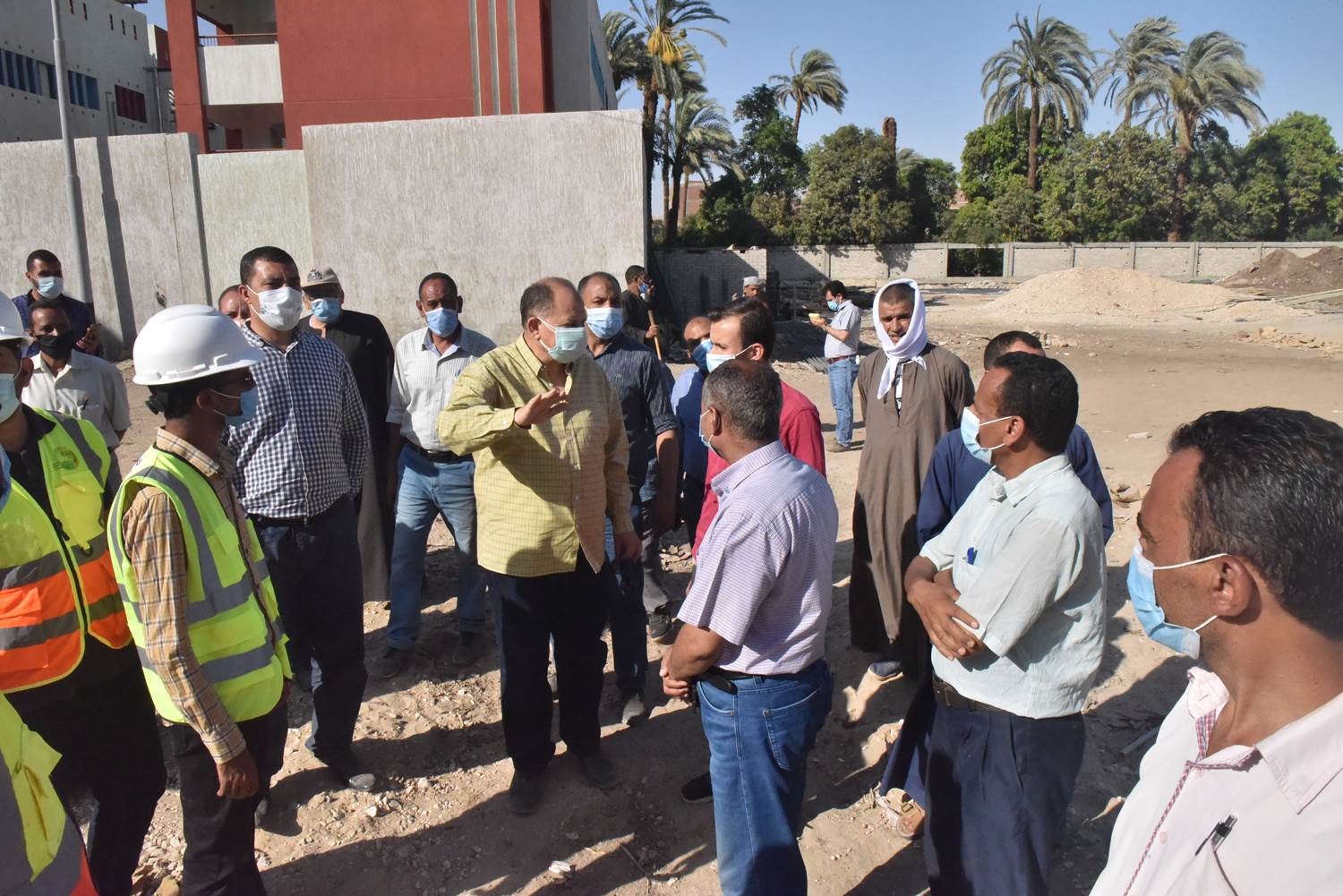 محافظ أسيوط يتفقد انشاء مدرسة التناغة الشرقية الثانوية ووحدة اطفاء بساحل سليم (8)