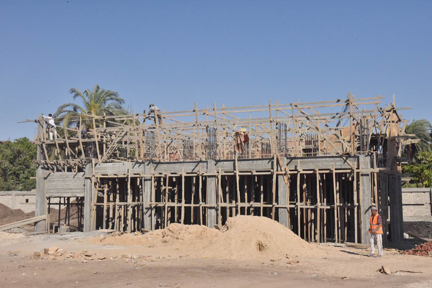 محافظ أسيوط يتفقد انشاء مدرسة التناغة الشرقية الثانوية ووحدة اطفاء بساحل سليم (4)