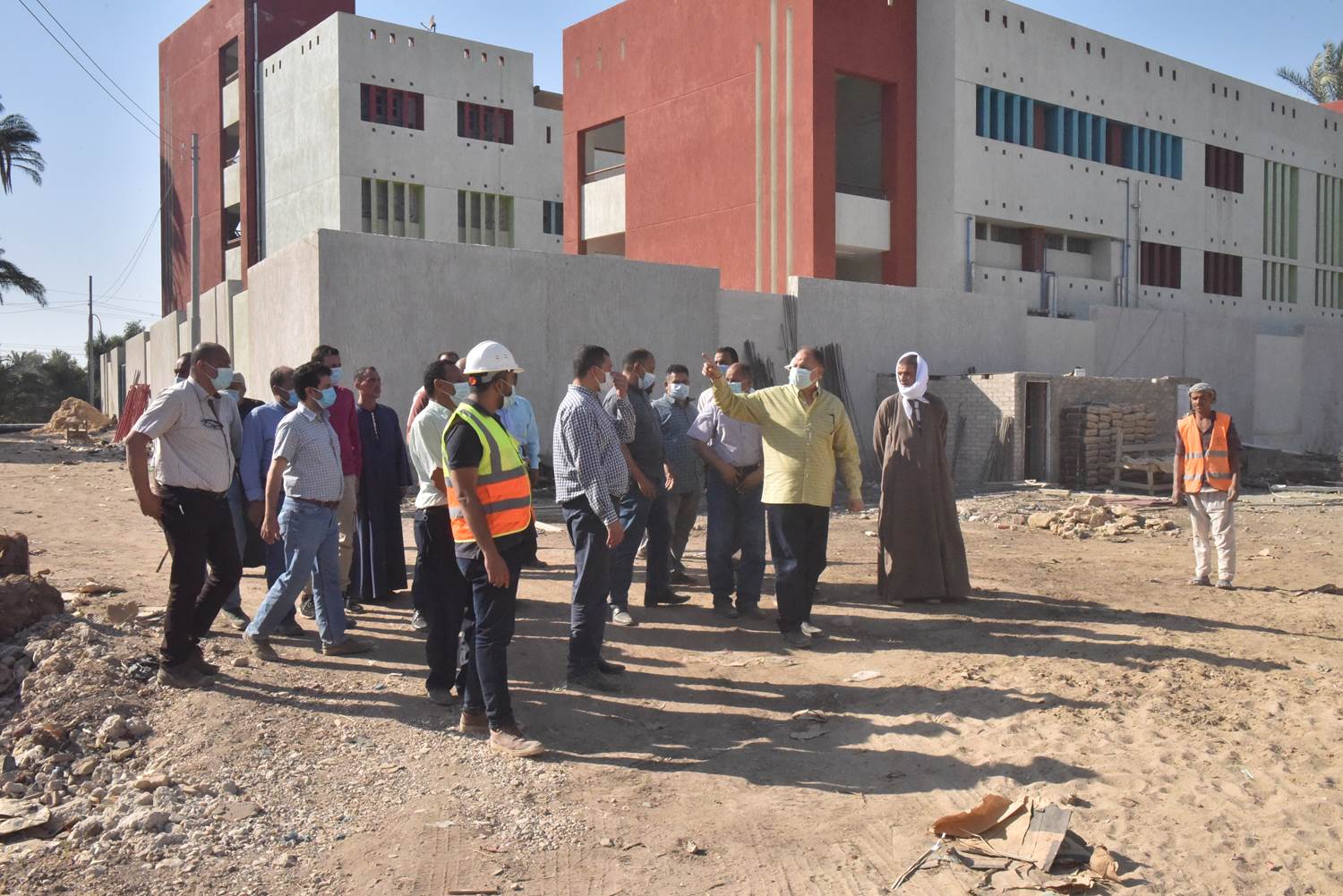 محافظ أسيوط يتفقد انشاء مدرسة التناغة الشرقية الثانوية ووحدة اطفاء بساحل سليم (2)