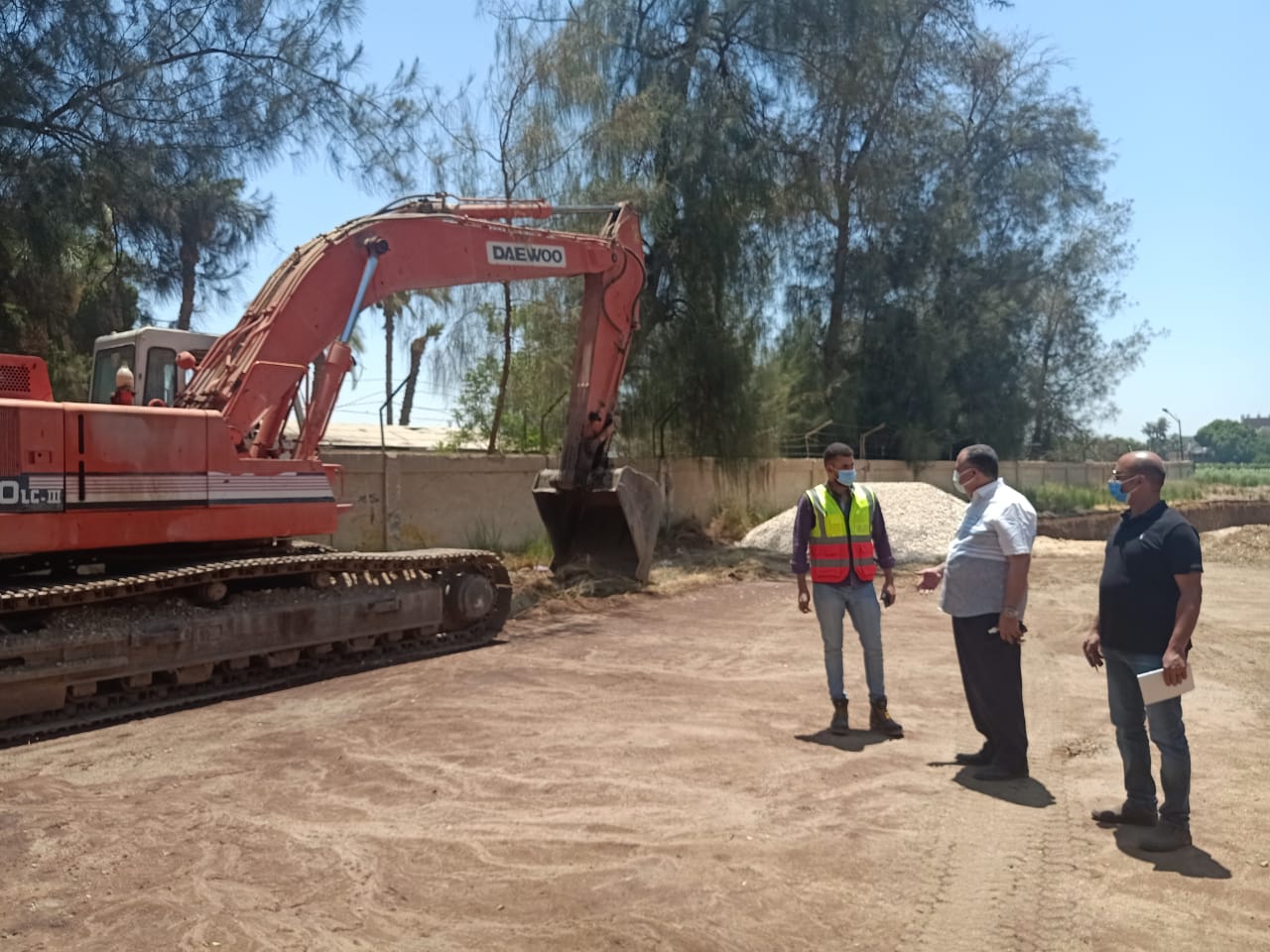 السكرتير المساعد يتفقد مشروعات حياة كريمة بمركز أبنوب (2)