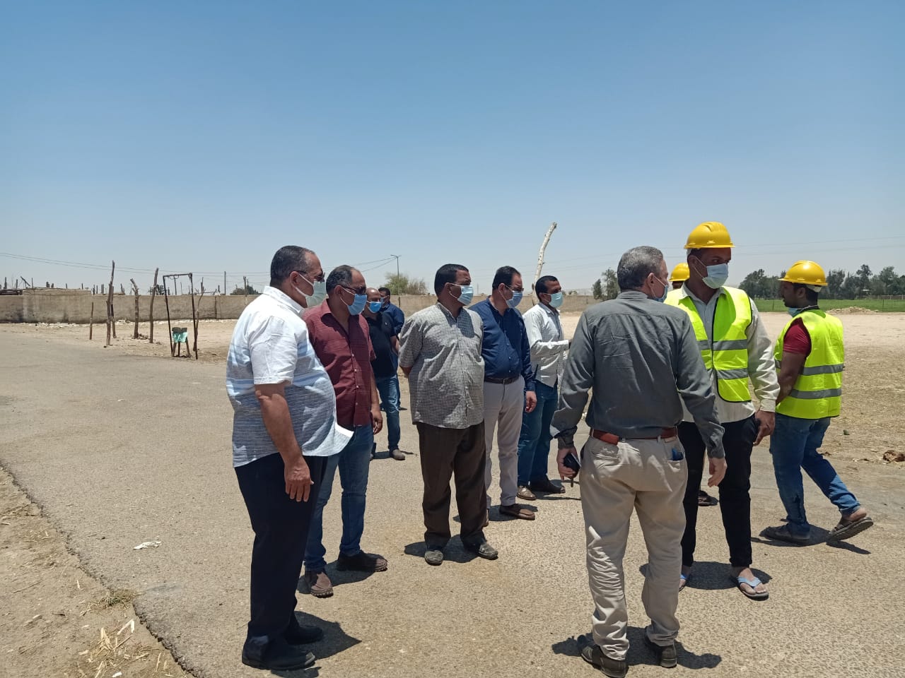 السكرتير المساعد يتفقد مشروعات حياة كريمة بمركز أبنوب (1)