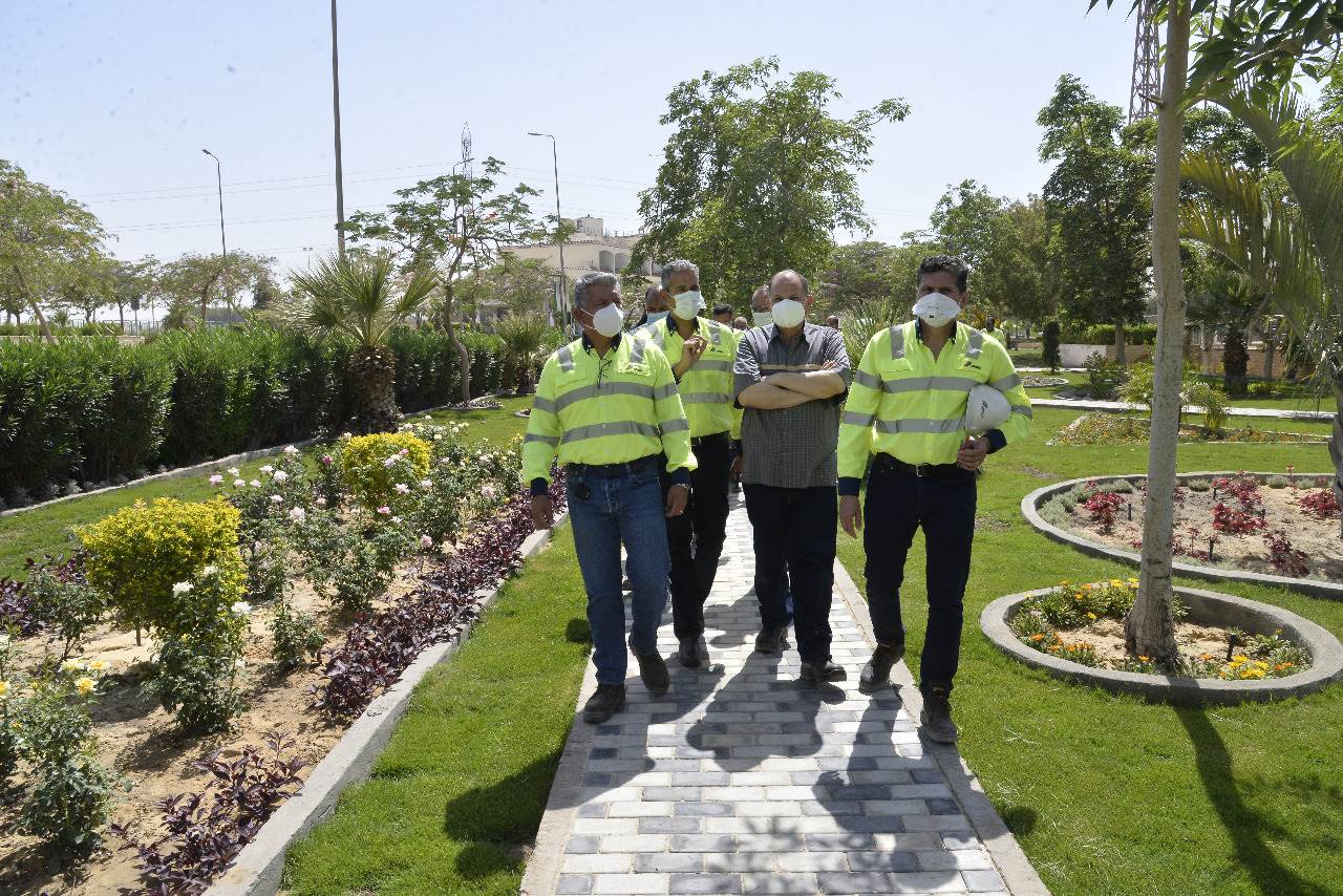 محافظ أسيوط  ورئيس سيمكس يتفقدان مزرعة الشركة والمدينة الرياضية (5)