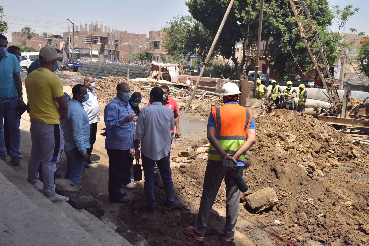 محافظ أسيوط يتفقد إحلال وتجديد خط الانحدار القديم للصرف الصحي بمير بالقوصية (7)