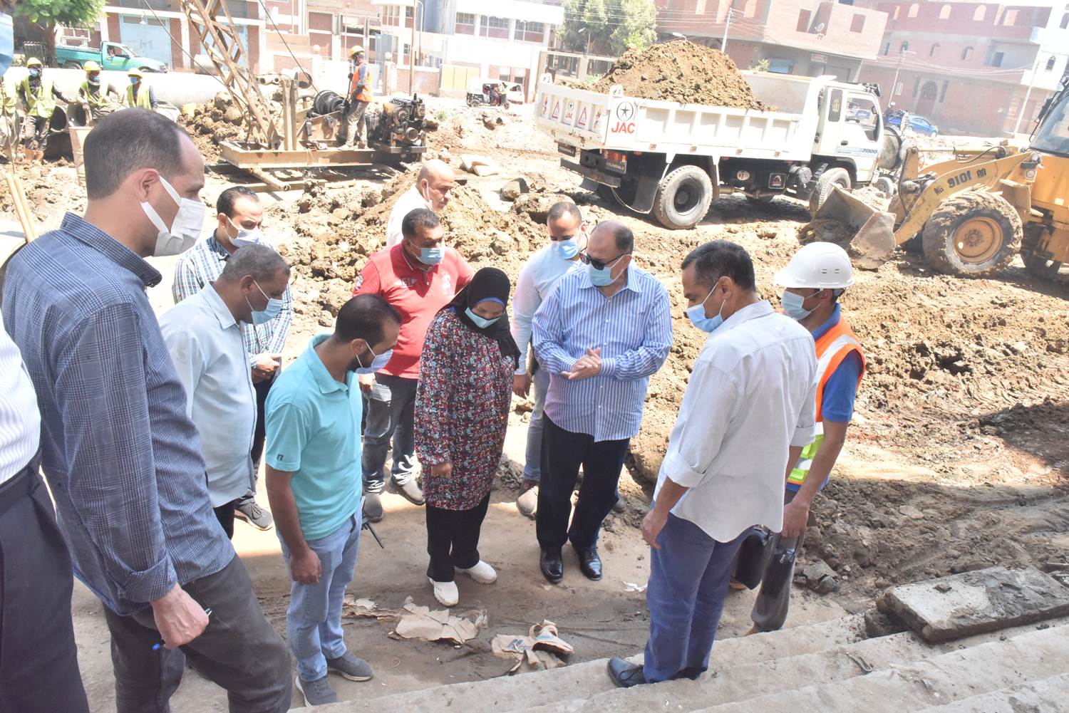 محافظ أسيوط يتفقد إحلال وتجديد خط الانحدار القديم للصرف الصحي بمير بالقوصية (5)