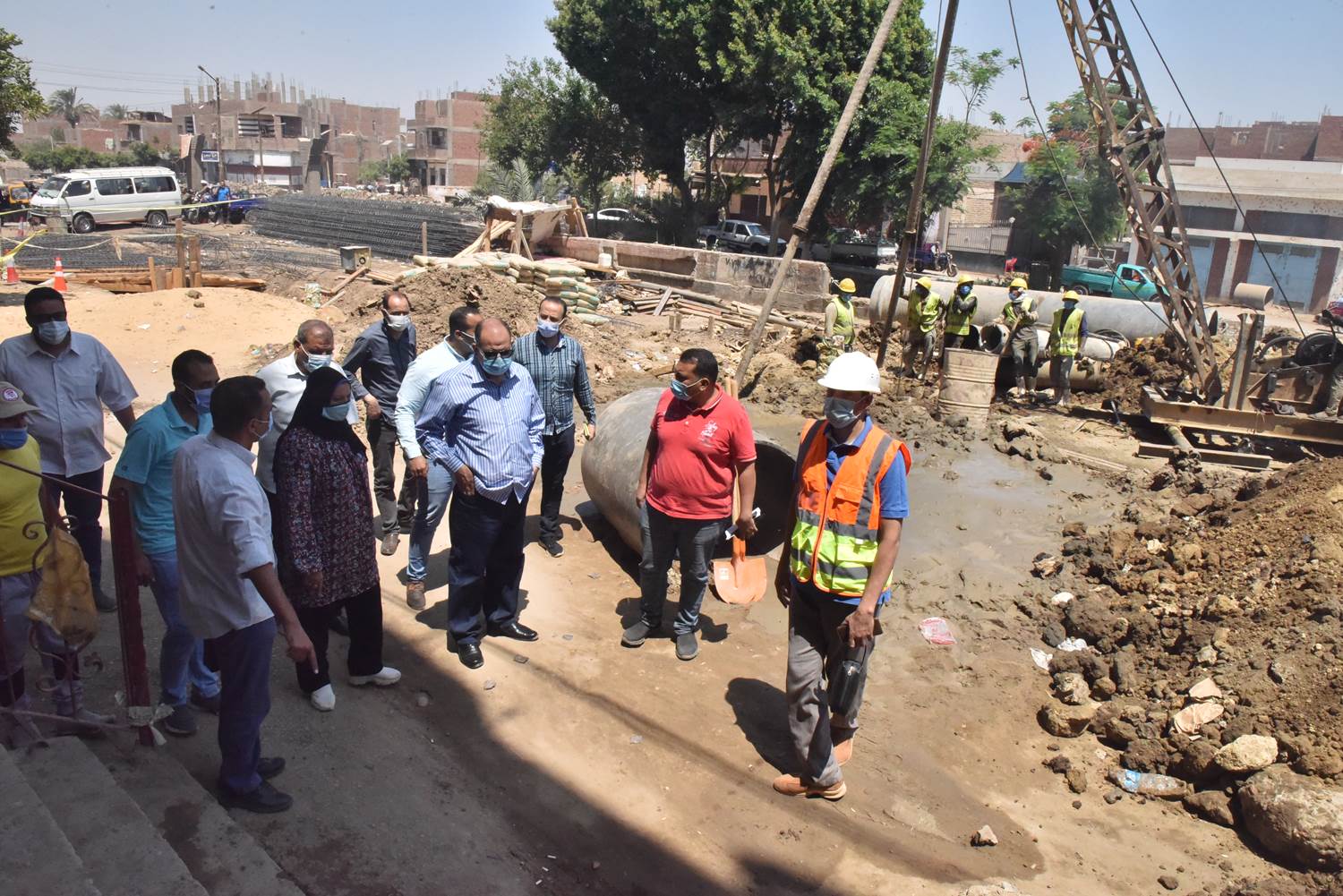 محافظ أسيوط يتفقد إحلال وتجديد خط الانحدار القديم للصرف الصحي بمير بالقوصية (3)
