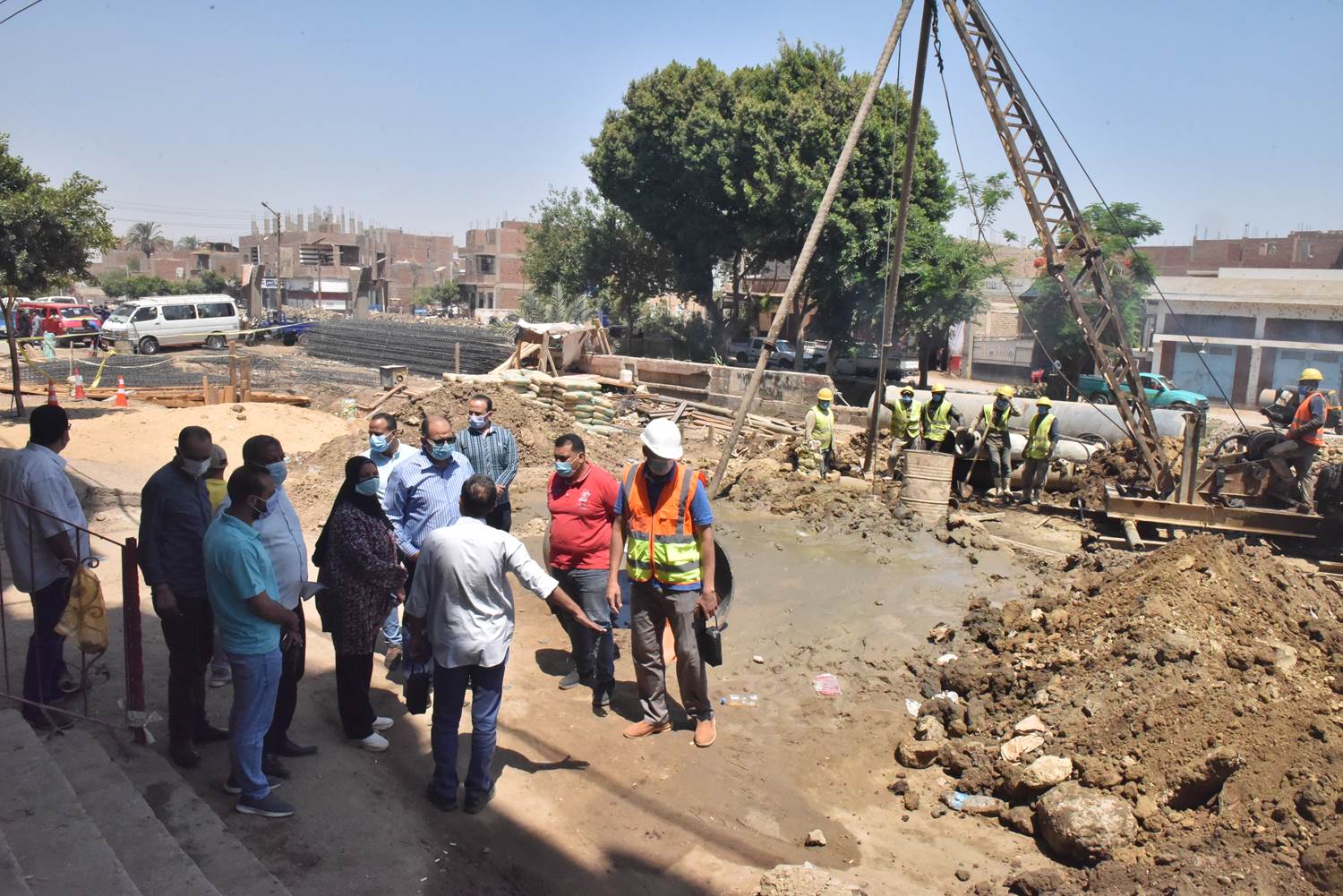 محافظ أسيوط يتفقد إحلال وتجديد خط الانحدار القديم للصرف الصحي بمير بالقوصية (4)