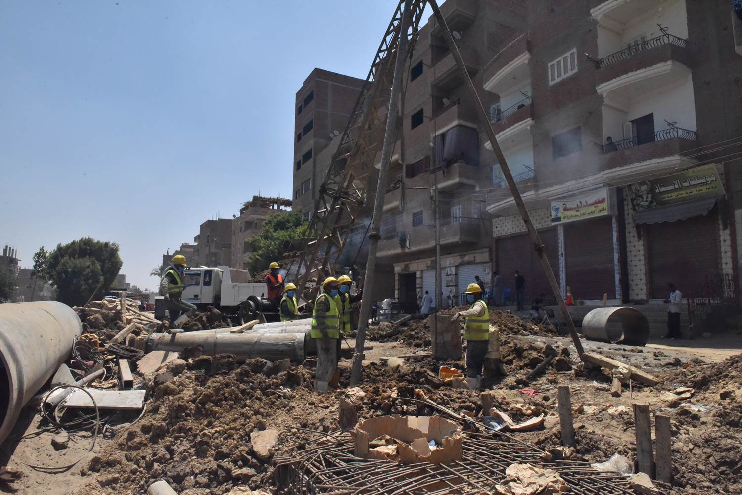 محافظ أسيوط يتفقد إحلال وتجديد خط الانحدار القديم للصرف الصحي بمير بالقوصية (2)