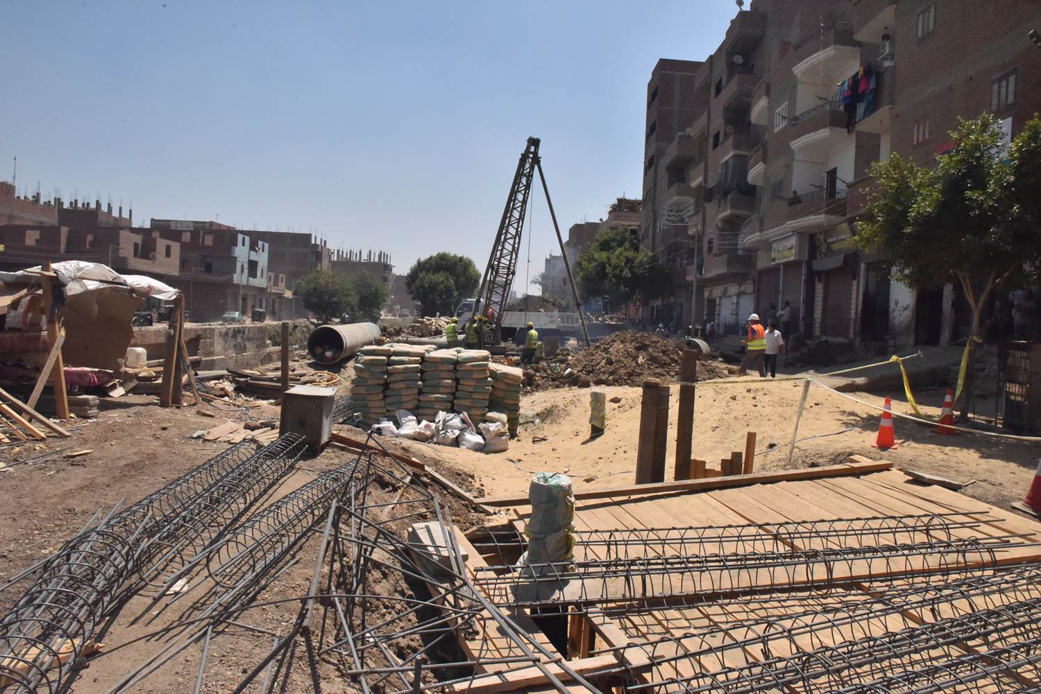 محافظ أسيوط يتفقد إحلال وتجديد خط الانحدار القديم للصرف الصحي بمير بالقوصية (1)