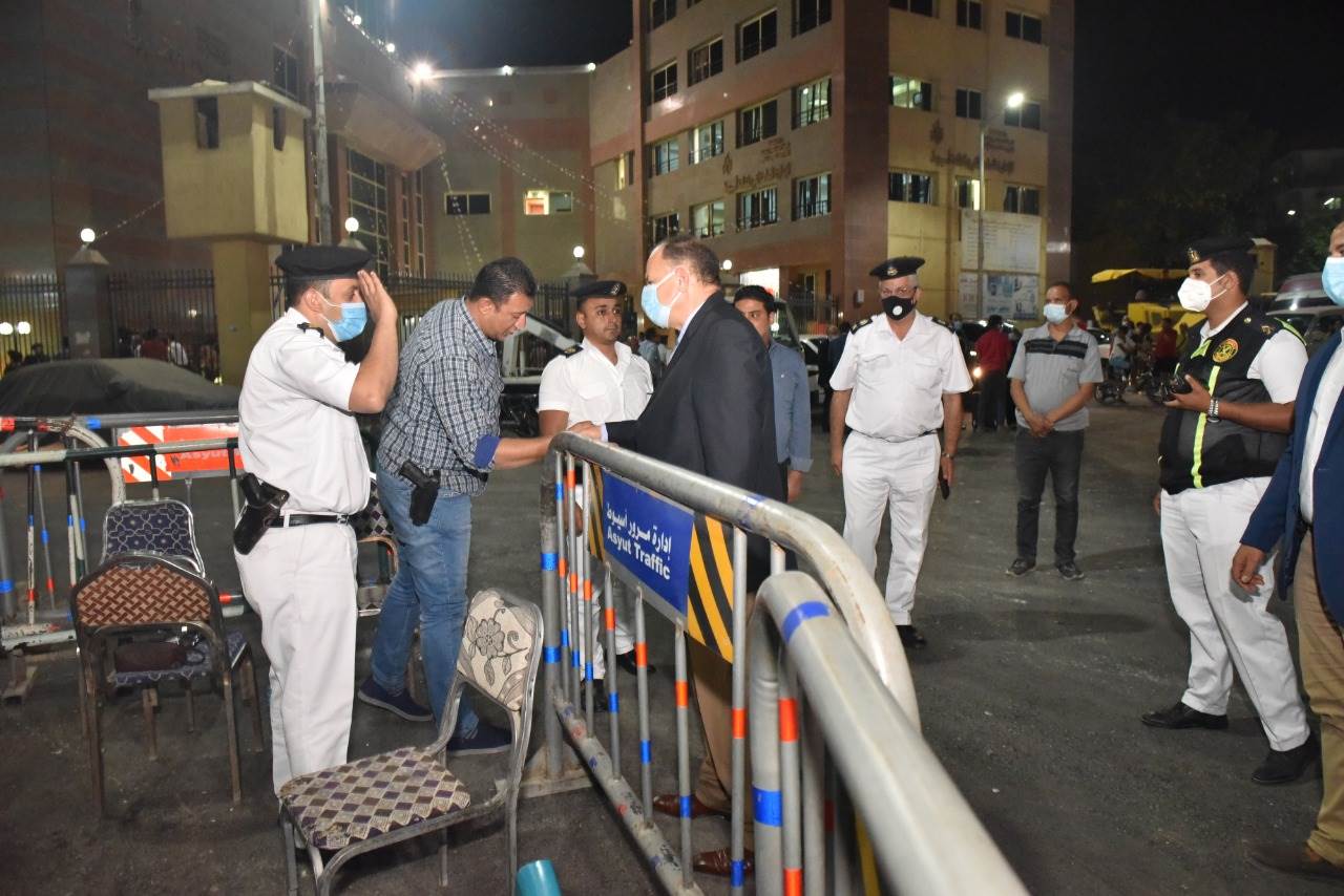محافظ أسيوط يتفقد رصف ميدان البنوك وتفرعاته بحي غرب (11)