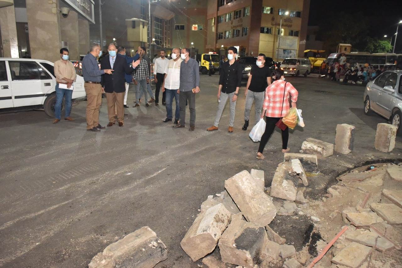 محافظ أسيوط يتفقد رصف ميدان البنوك وتفرعاته بحي غرب (5)