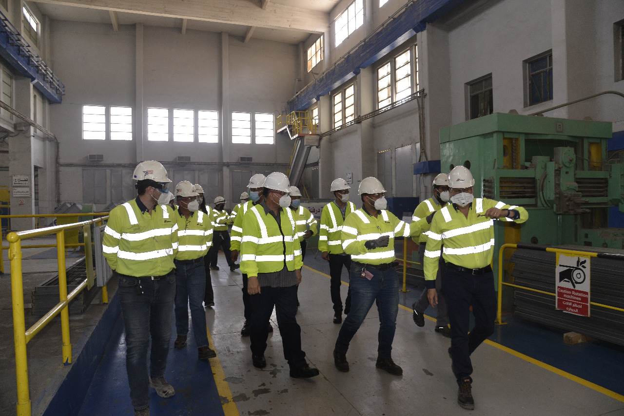 محافظ أسيوط  ورئيس سيمكس أسمنت أسيوط يتفقدان خطوط الانتاج والمعامل والورش  (18)