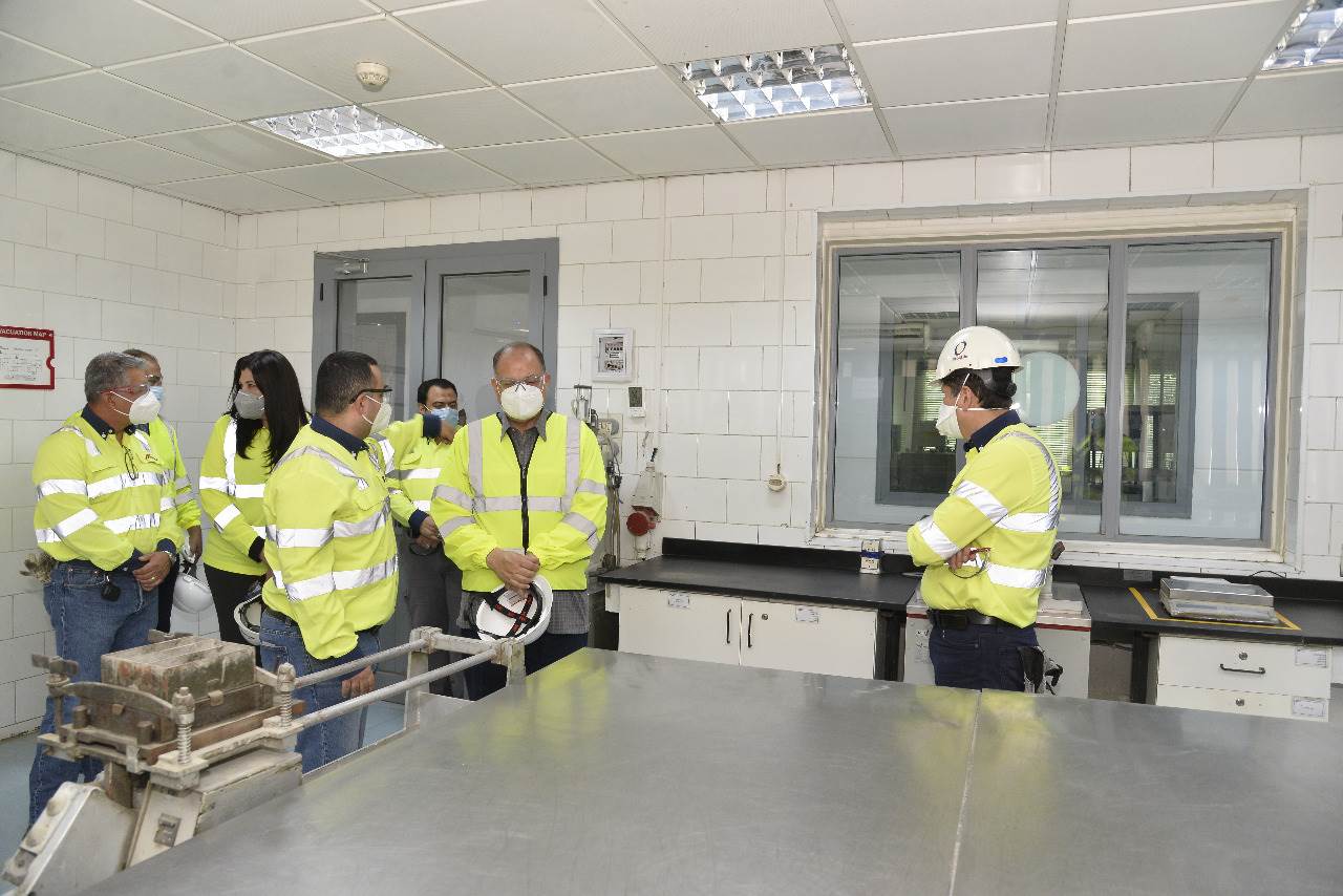 محافظ أسيوط  ورئيس سيمكس أسمنت أسيوط يتفقدان خطوط الانتاج والمعامل والورش  (4)