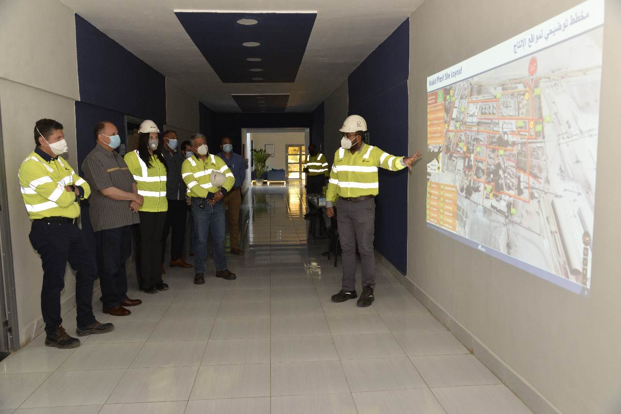 محافظ أسيوط  ورئيس سيمكس أسمنت أسيوط يتفقدان خطوط الانتاج والمعامل والورش  (3)