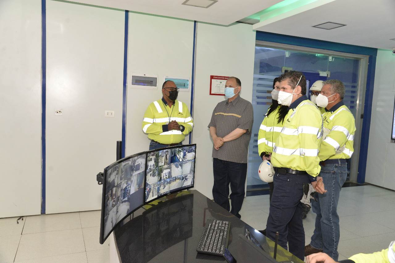 محافظ أسيوط  ورئيس سيمكس أسمنت أسيوط يتفقدان خطوط الانتاج والمعامل والورش  (2)