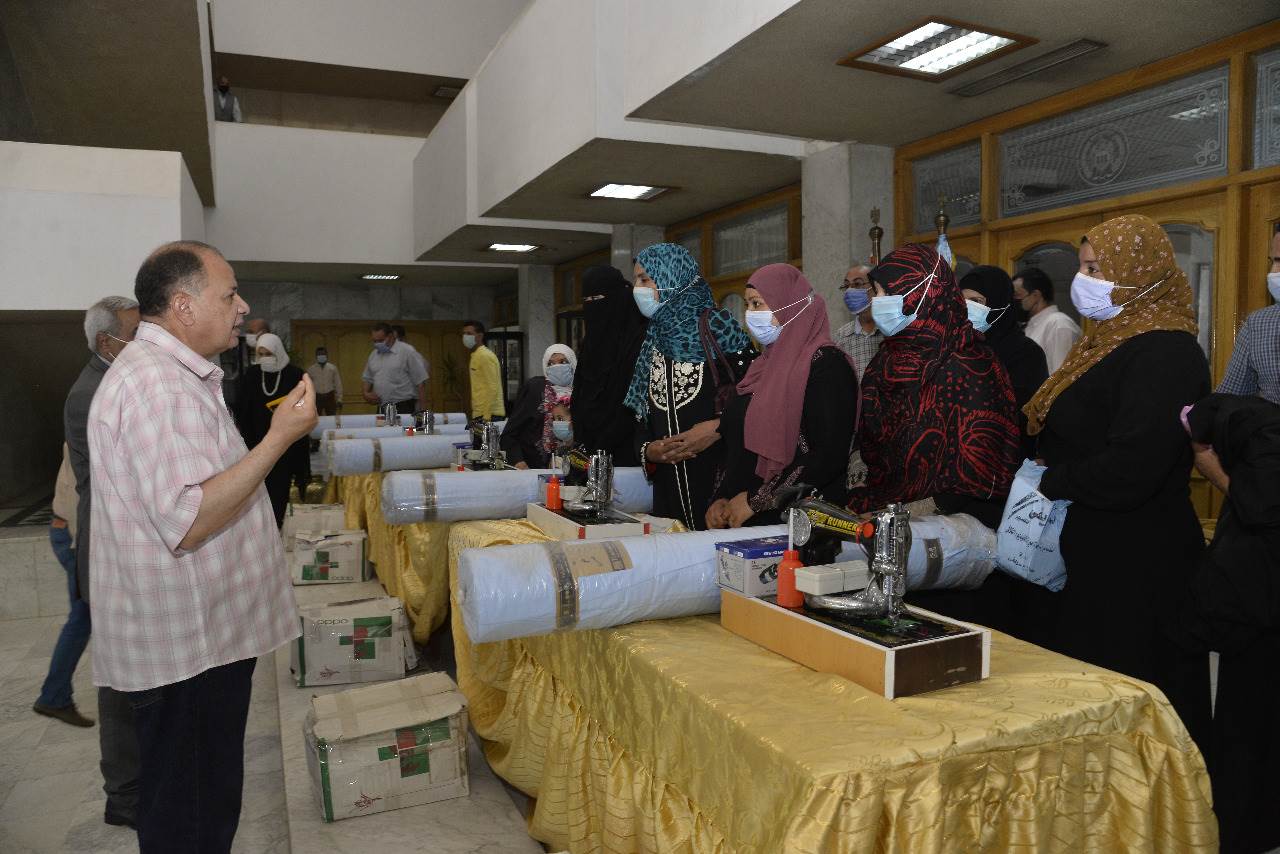 محافظ أسيوط يوزع ماكينات خياطة و أفران منزلية للسيدات المعيلات (12)