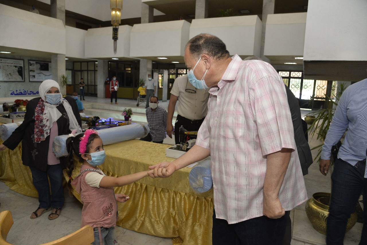 محافظ أسيوط يوزع ماكينات خياطة و أفران منزلية للسيدات المعيلات (11)