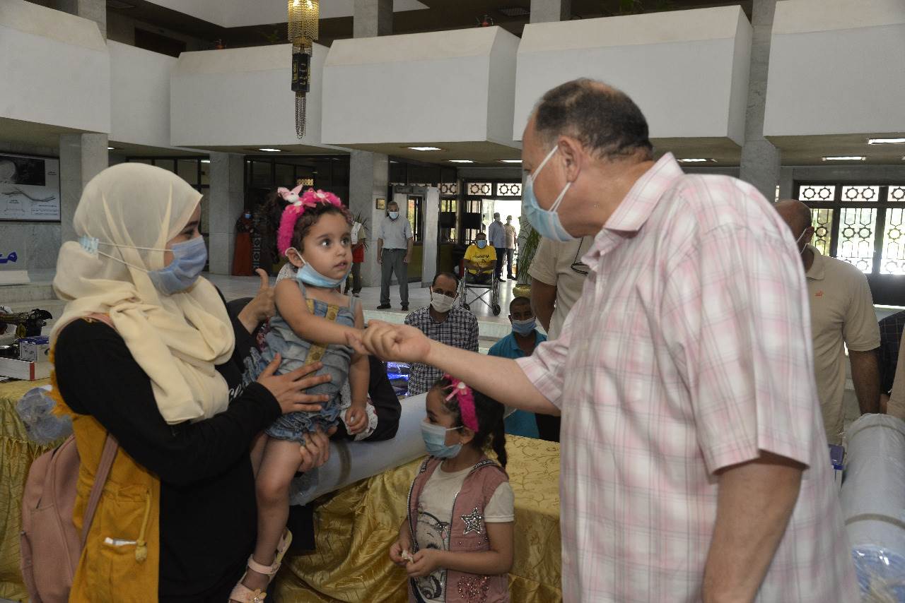 محافظ أسيوط يوزع ماكينات خياطة و أفران منزلية للسيدات المعيلات (9)