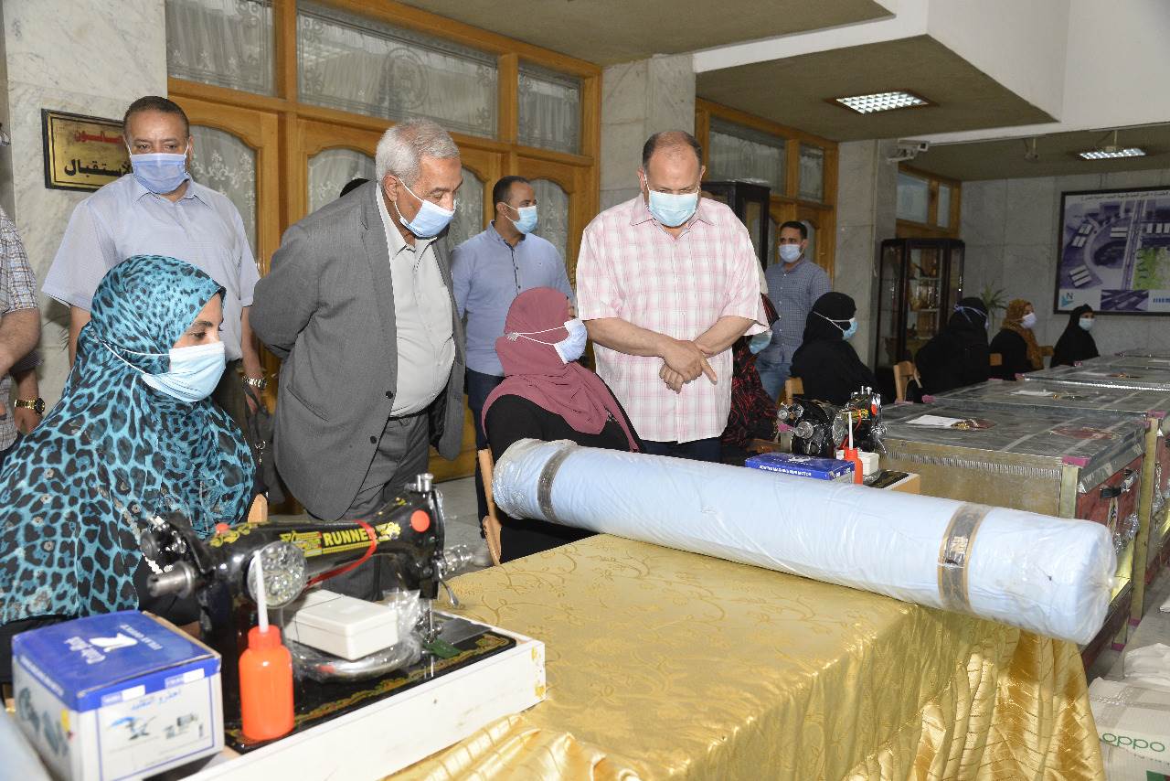 محافظ أسيوط يوزع ماكينات خياطة و أفران منزلية للسيدات المعيلات (4)