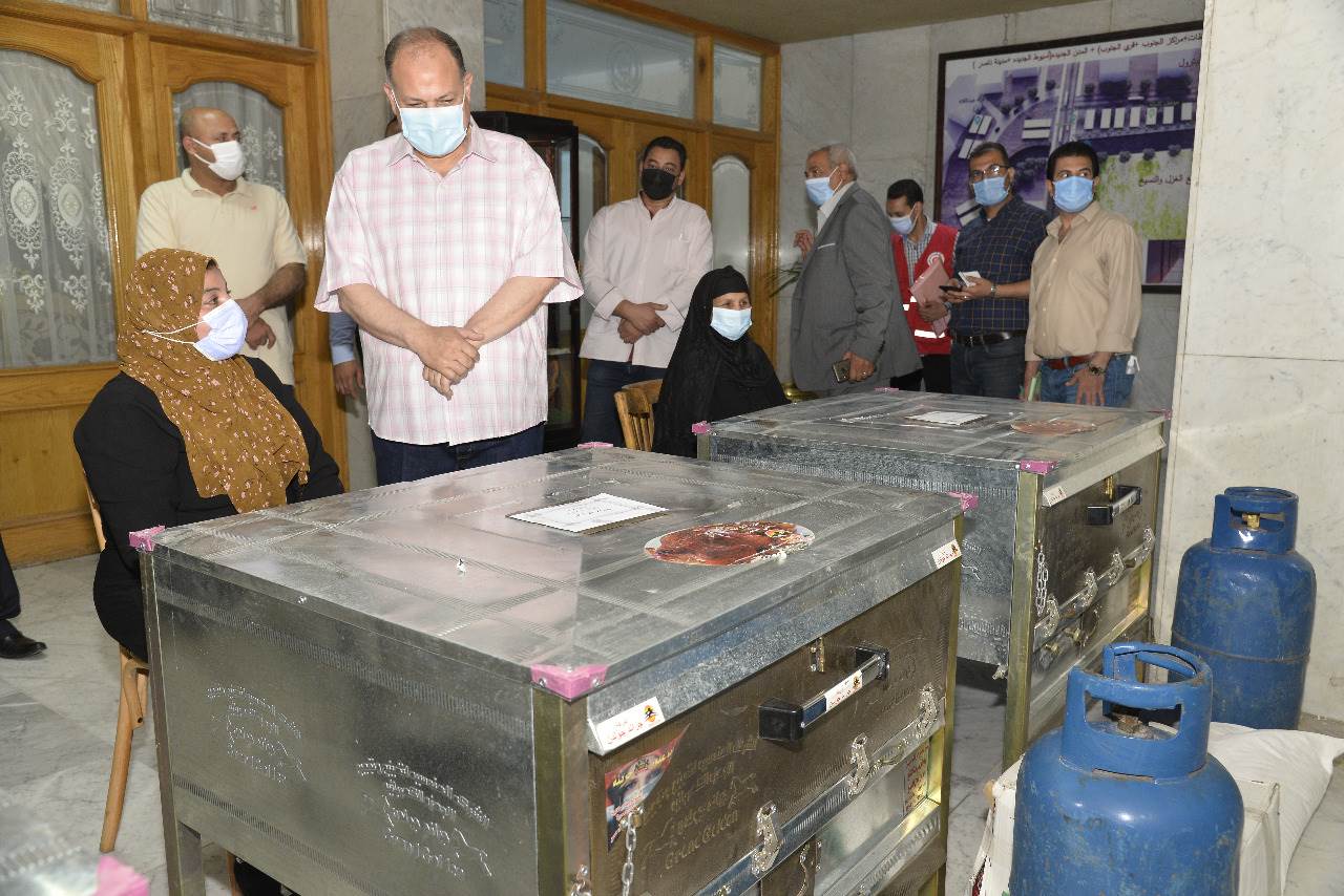 محافظ أسيوط يوزع ماكينات خياطة و أفران منزلية للسيدات المعيلات (3)