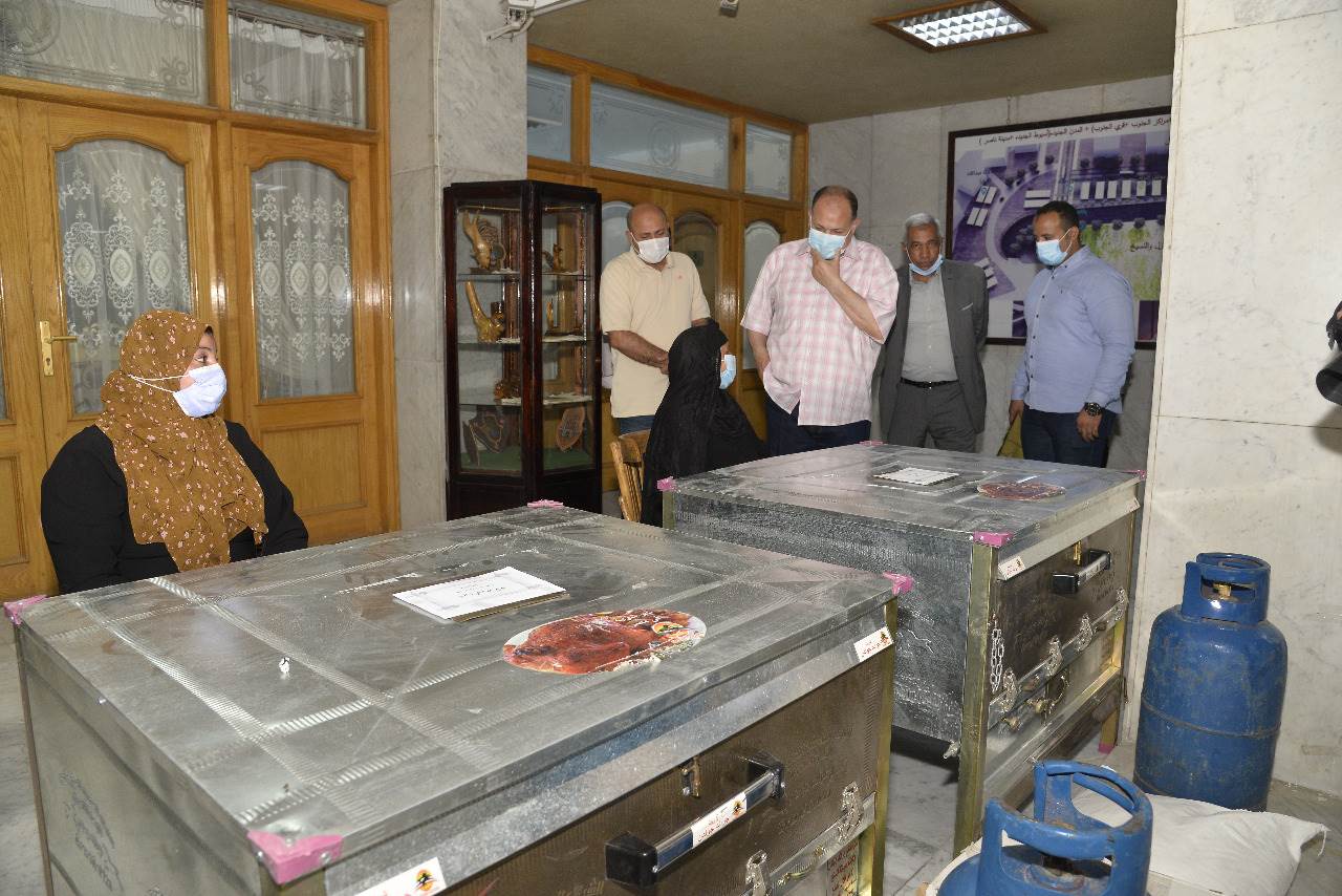 محافظ أسيوط يوزع ماكينات خياطة و أفران منزلية للسيدات المعيلات (2)