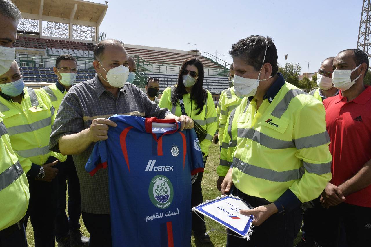 محافظ أسيوط  ورئيس سيمكس يتفقدان مزرعة الشركة والمدينة الرياضية (13)