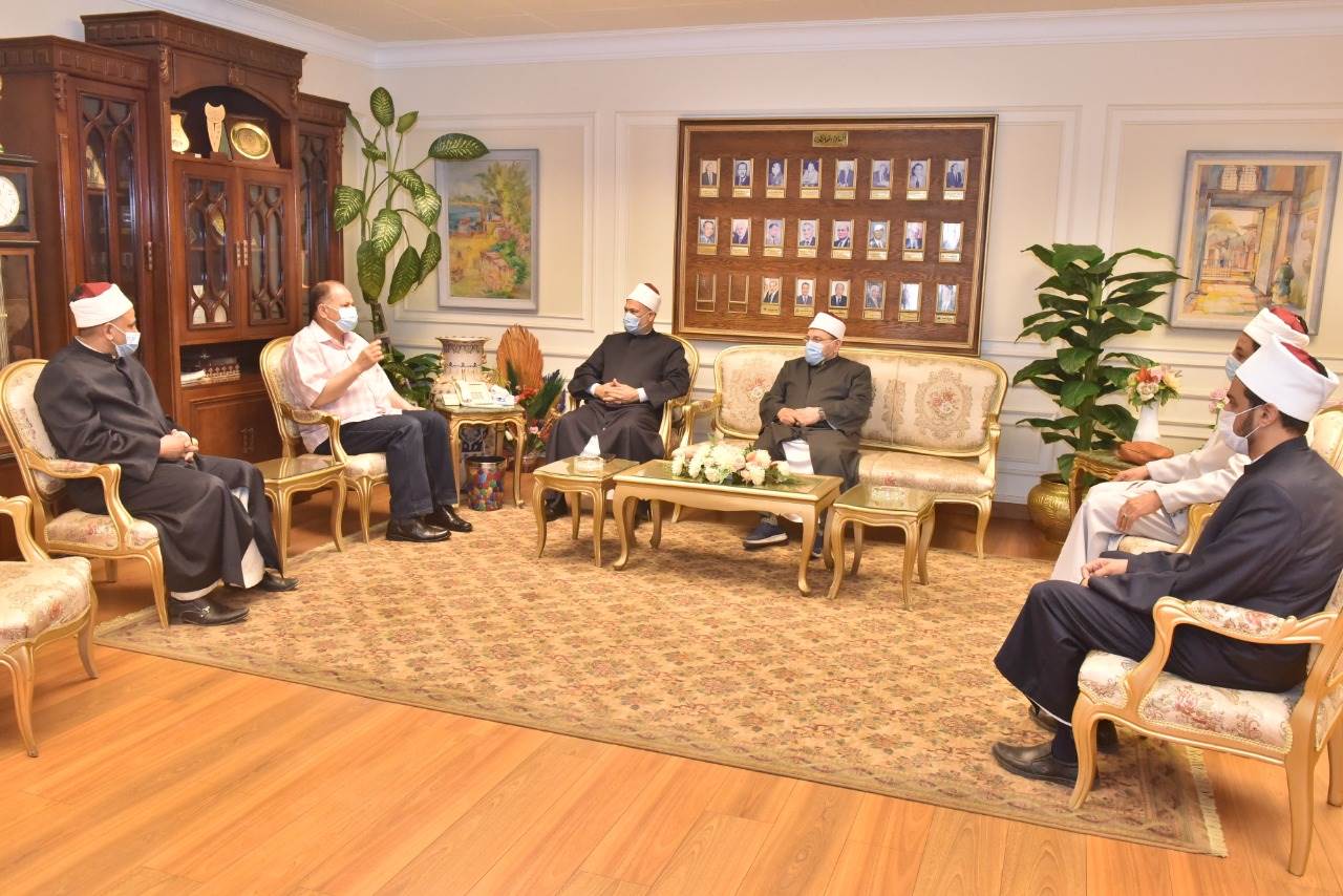 محافظ أسيوط يلتقي وكيل وزارة الأوقاف وبعض الائمة (1)