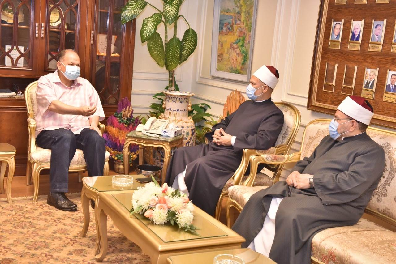 محافظ أسيوط يلتقي وكيل وزارة الأوقاف وبعض الائمة (3)