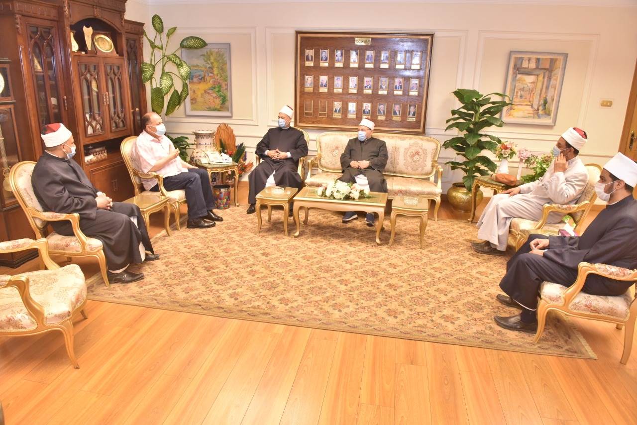 محافظ أسيوط يلتقي وكيل وزارة الأوقاف وبعض الائمة (4)