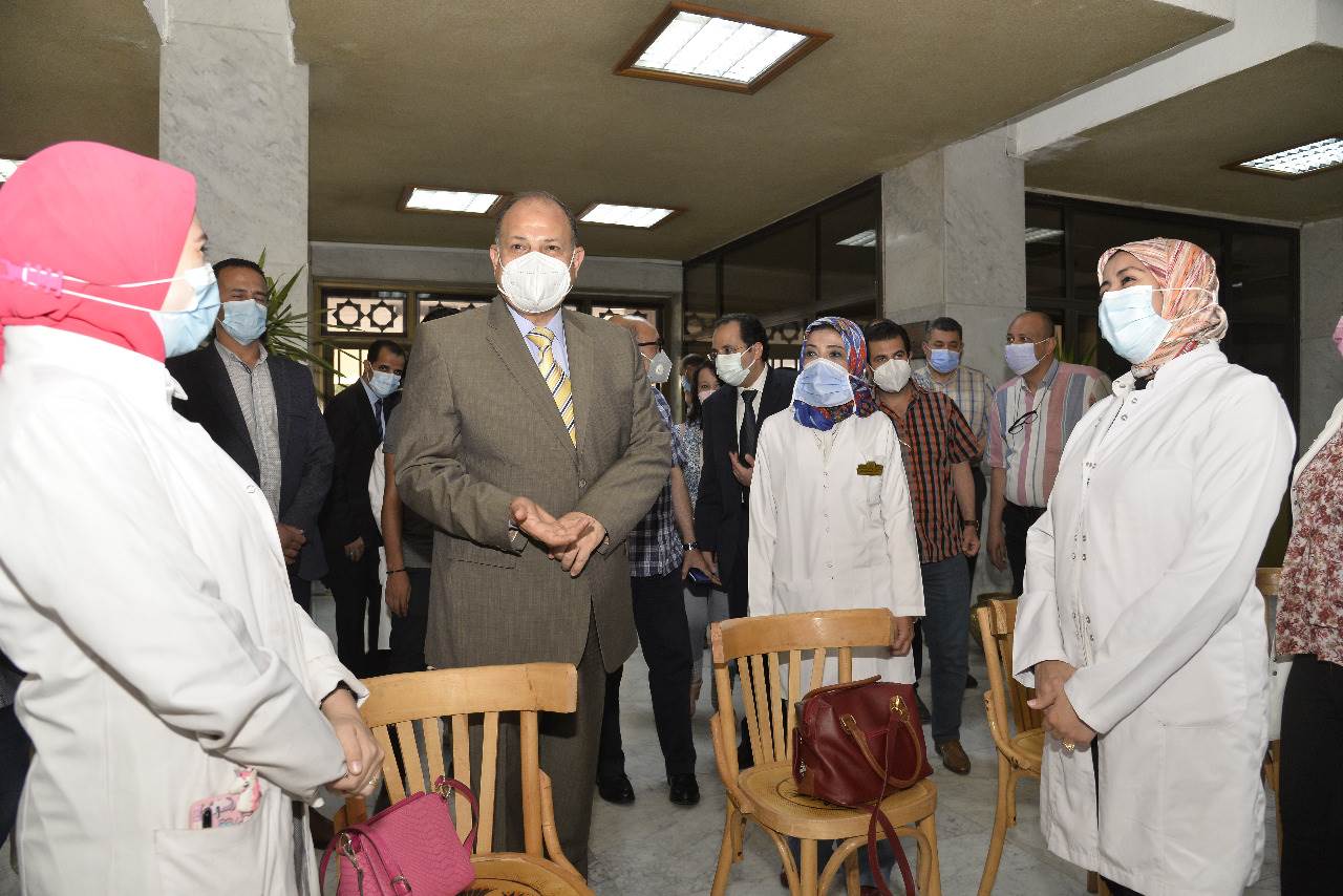 محافظ أسيوط يشهد انطلاق حملة للتبرع بالدم  (7)