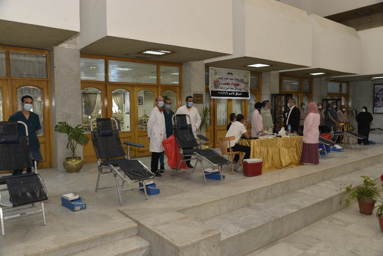 محافظ أسيوط يشهد انطلاق حملة للتبرع بالدم  (3)-1