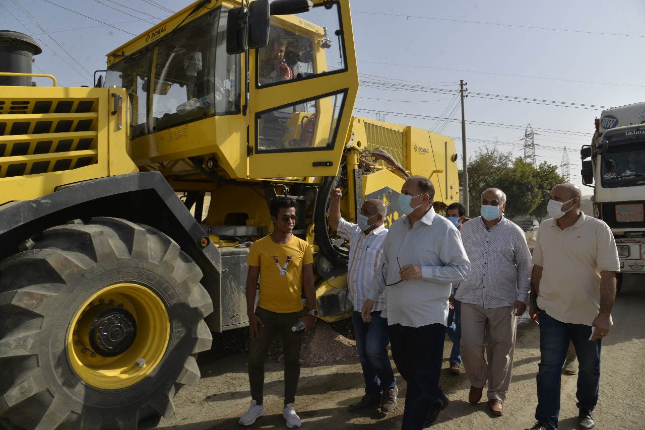 محافظ أسيوط يتفقد استكمال أعمال رصف الطريق الدائري بحي غرب  (9)