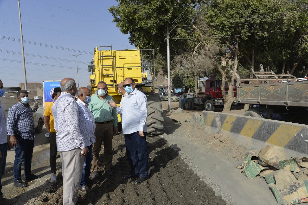 محافظ أسيوط يتفقد استكمال أعمال رصف الطريق الدائري بحي غرب  (4)