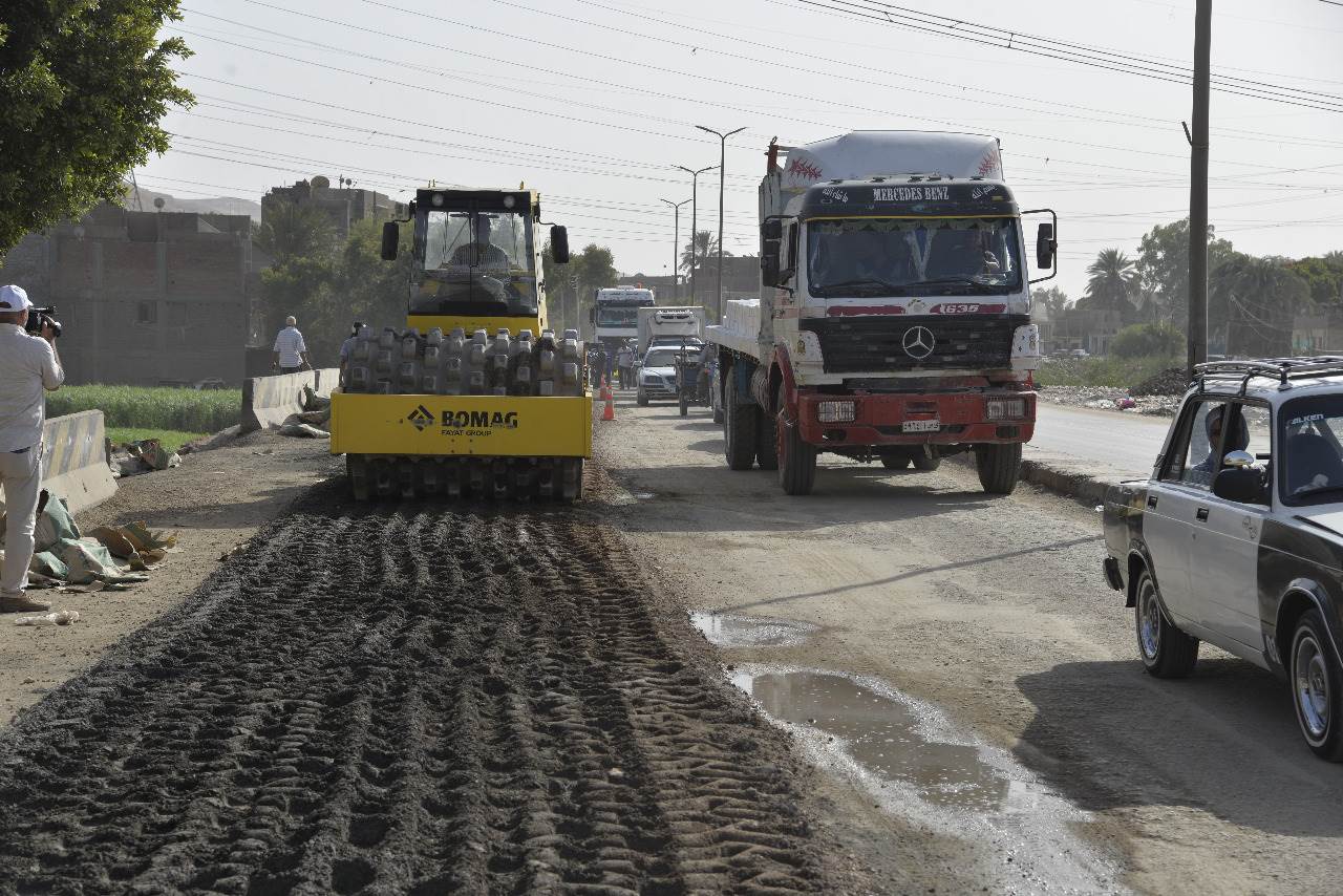محافظ أسيوط يتفقد استكمال أعمال رصف الطريق الدائري بحي غرب  (3)