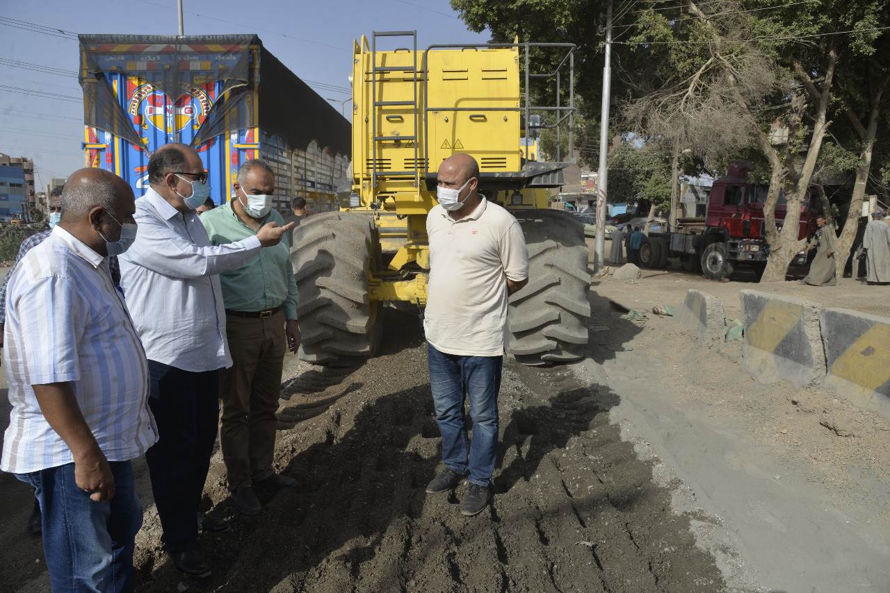 محافظ أسيوط يتفقد استكمال أعمال رصف الطريق الدائري بحي غرب  (2)