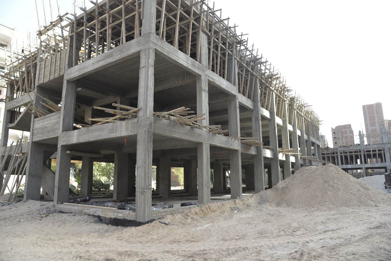 محافظ أسيوط يتفقد أعمال إنشاء مدرسة التجاريين الرسمية لغات  (10)