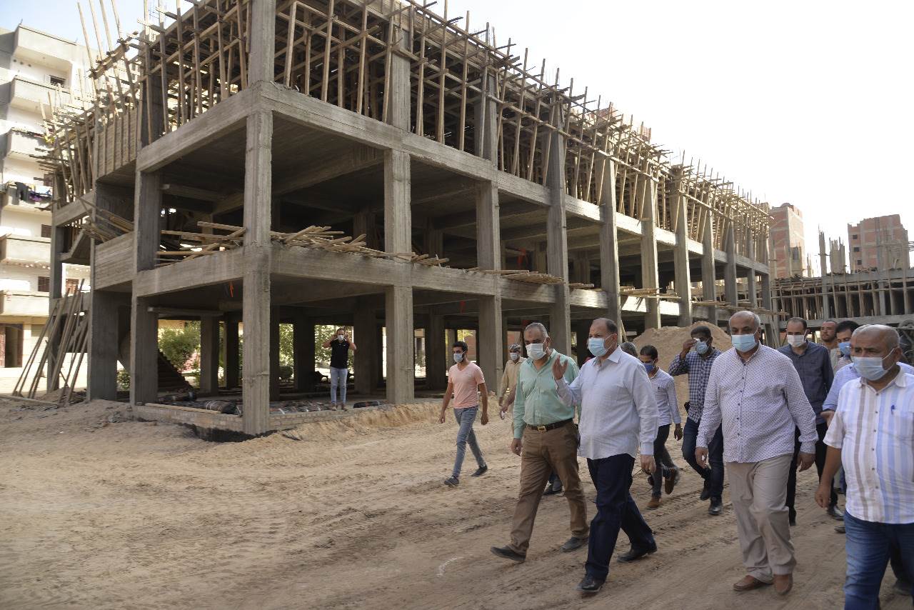 محافظ أسيوط يتفقد أعمال إنشاء مدرسة التجاريين الرسمية لغات  (11)