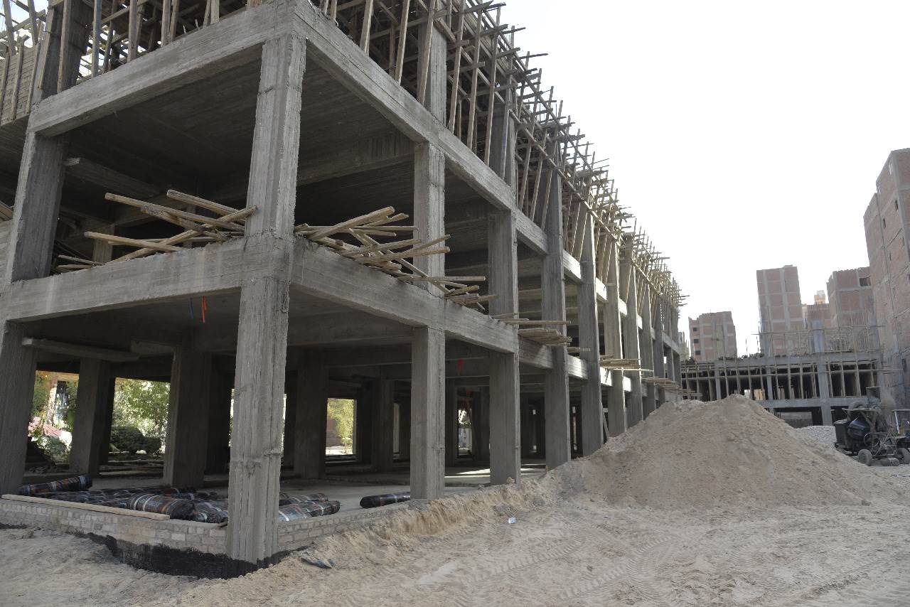 محافظ أسيوط يتفقد أعمال إنشاء مدرسة التجاريين الرسمية لغات  (12)