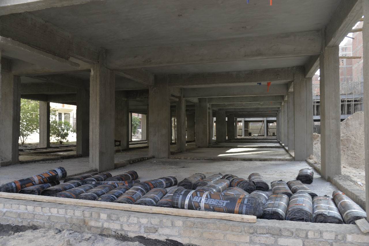 محافظ أسيوط يتفقد أعمال إنشاء مدرسة التجاريين الرسمية لغات  (13)