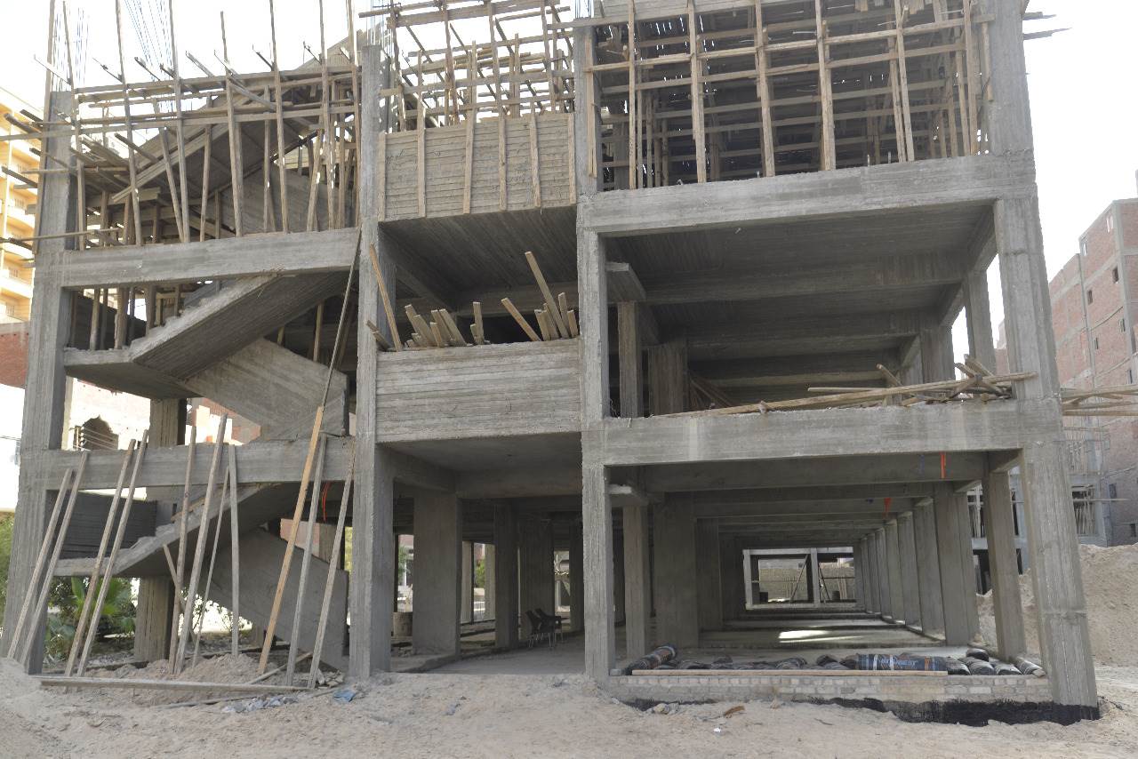 محافظ أسيوط يتفقد أعمال إنشاء مدرسة التجاريين الرسمية لغات  (14)