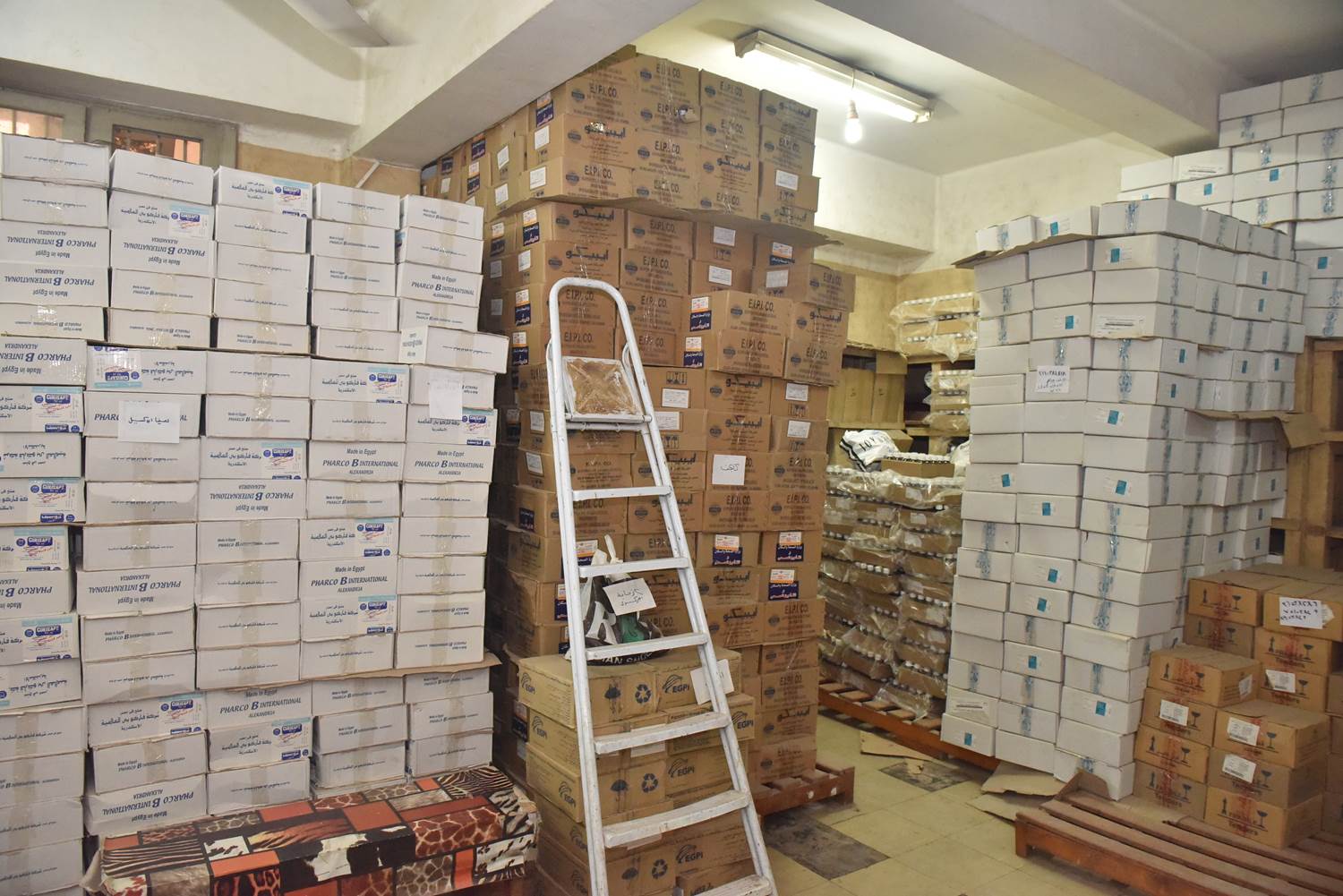 محافظ أسيوط يتفقد مخزن الأدوية الرئيسي بحي شرق  (2)