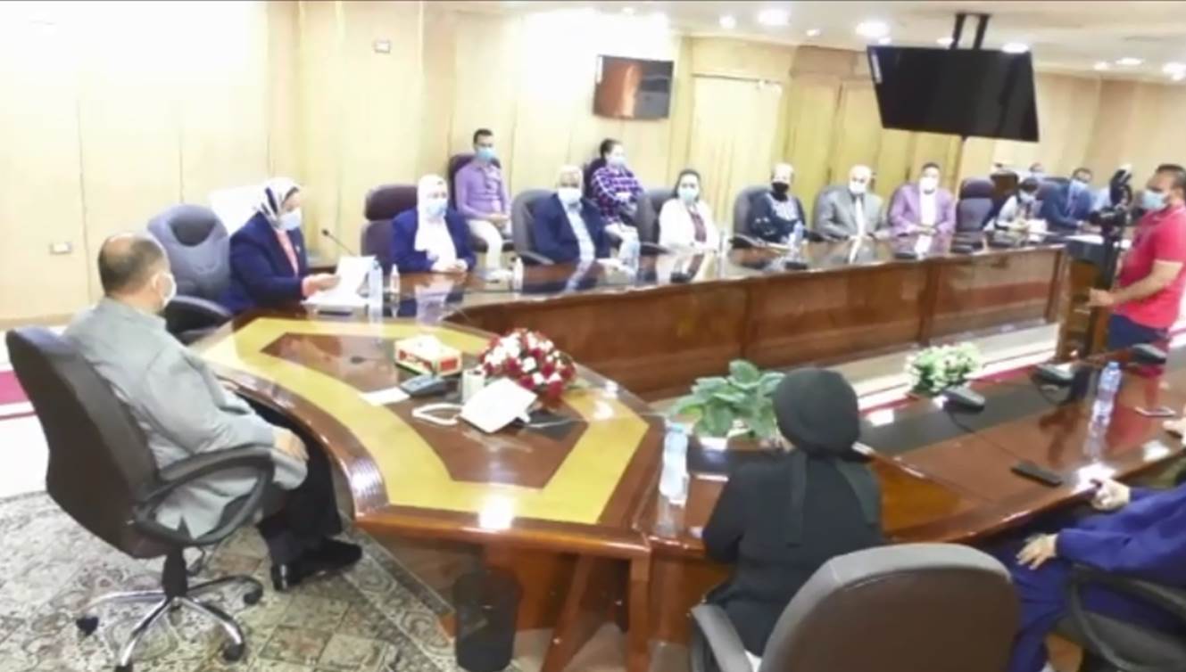 محافظ أسيوط يترأس ندوة المجلس القومي للمرأة احميها من الختان  (8)