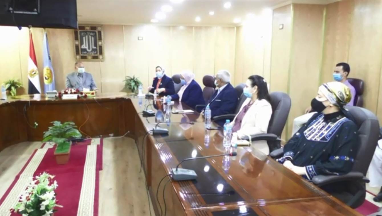 محافظ أسيوط يترأس ندوة المجلس القومي للمرأة احميها من الختان  (3)