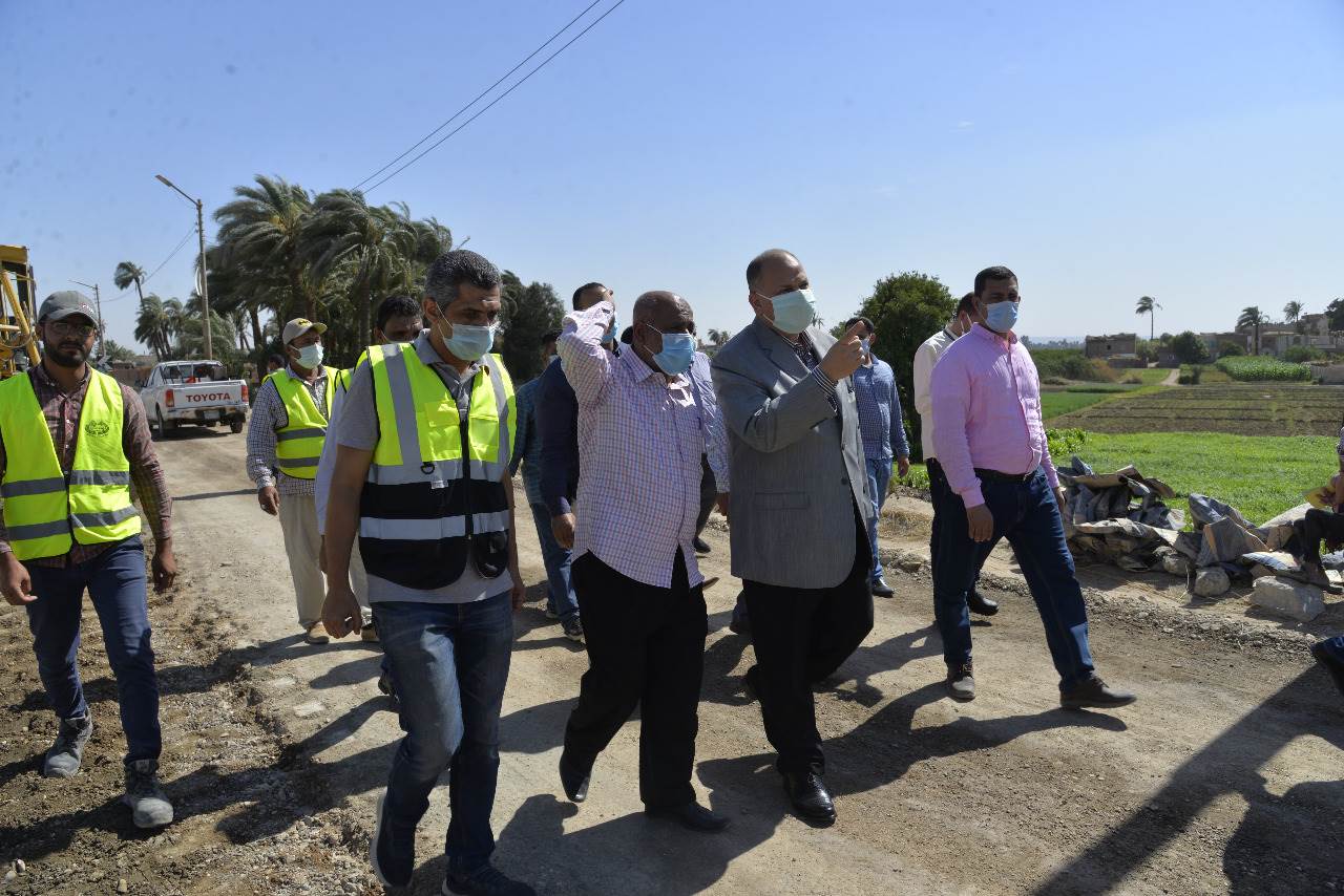 محافظ أسيوط يتفقد رصف طريق أسيوط – ساحل سليم الزراعي (6)